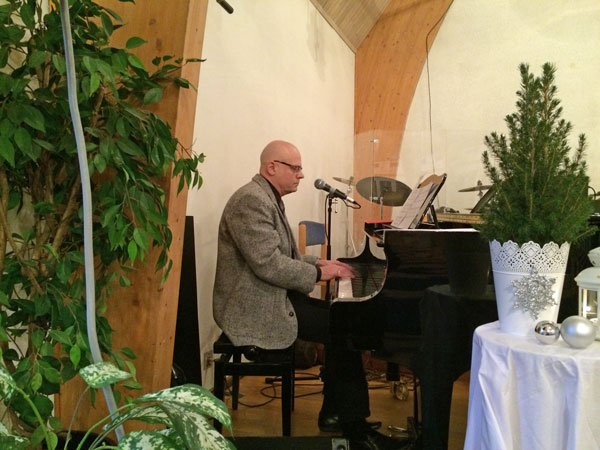 Musik och solosång: Jimmy Linnér