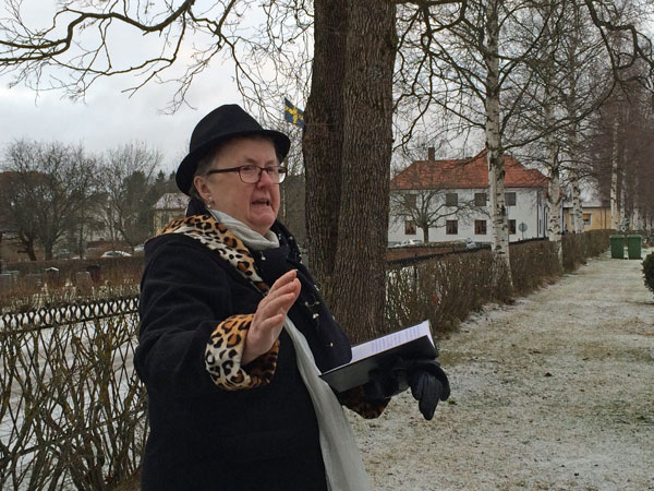 Pastor Inger Matsson avslutar gravsättningen.