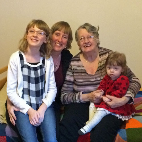 Kristina, Martina och Elin hos mormor Märta Wadin; 13/12 -14