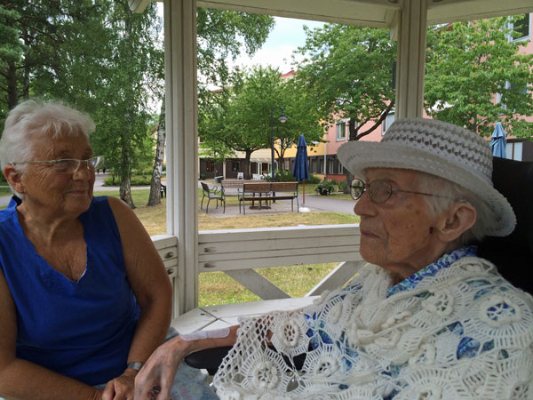 Elsie och Greta i lusthuset på Högdalens Äldreboende; 17/7 -14