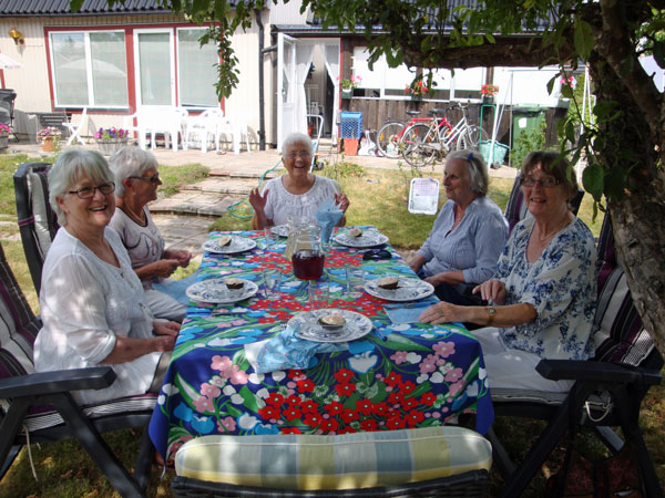 En liten sommarbjudning i vår trädgård; 18/7 -14