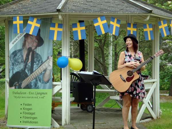 Trubaduren Eva Ljungman underhåller ...