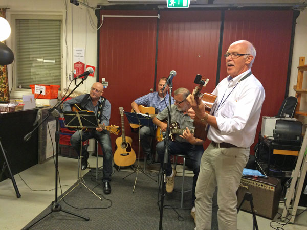 ... med shopping, sång och musik, gemenskap och god mat ...