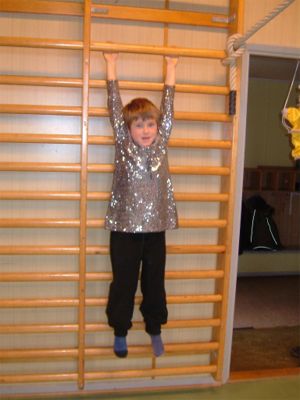 Adam tränar i ribbstolen, 31/10 -04