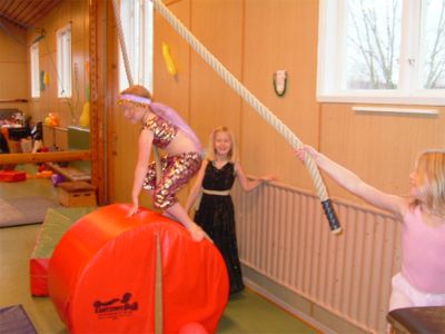 Barnen leker med olika slags redskap, 31/10 -04