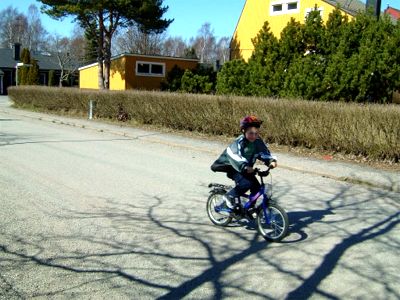 Adam är på besök. Han har nyligen lärt sig cykla och tycker att det är mycket roligt. Här kommer han i full fart ...