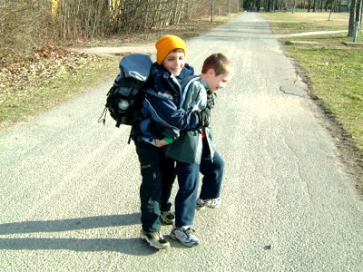 Adan följer Jonas till skolan (kusingnabb). Efter skolan cyklar de till stora lekparken. Här bredvid hoppar Jonas ner från klätterväggen, 14/4 -04