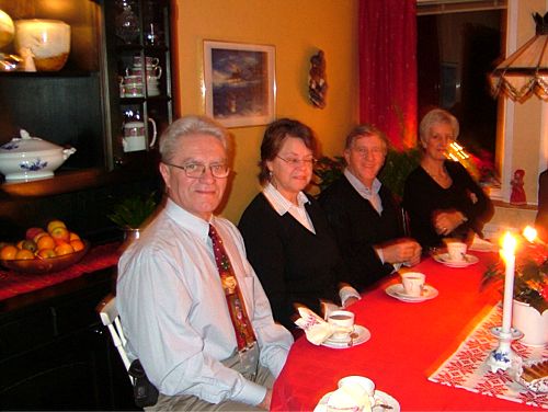 Adventskaffe, 11/12 -05 Bilden till höger: En tomtemisse smyger omkring, 23/12 -05