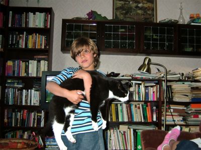 Jonas med en stor katt, 8/8 -05