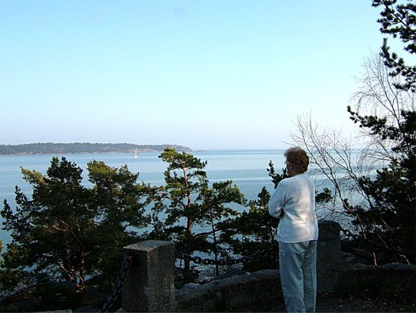 Elsie beundrar utsikten från Strandvägen, Nynäshamn, 4/5 -06