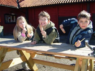 Johanna, Gustav och Jonas äter glass, Tyresta, 10/4 -04