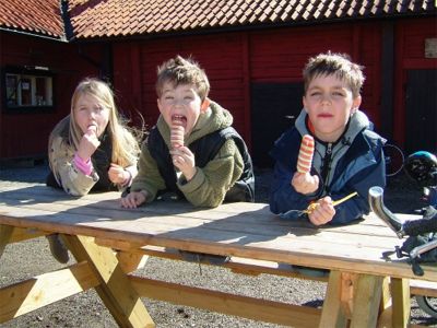 Johanna, Gustav och Jonas äter glass, Tyresta, 10/4 -04