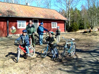 Jonas, Gustav, Daniel, Berit, Johanna och Ivan förbereder sig för att cykla hem från Tyresta, 10/4 -04
