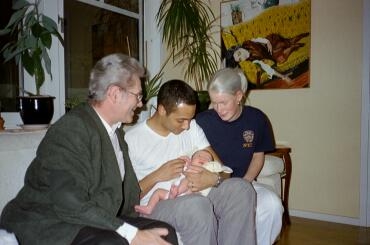 Jag besöker mitt första "barnbarnsbarn". Ivan, Delanke, Vincent & Heidi. 6/12 -00.