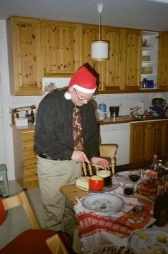 Markku hjälper till med maten. 22/12 -00.