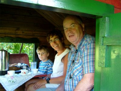 Max, Åsa och Erik med fika i lekstugan, 19/7 -05