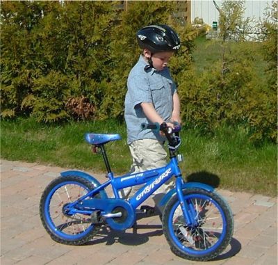 Felix på väg till cykeluppvisning, 2/5 -04