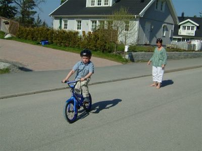 I går den 1/5 lärde sig Felix att cykla. Nu skall han visa sina färdigheter för morfar, som håller i kameran. Åsa undrar - " ... hur skall detta sluta?" - men det gick bra. 2/5 -04