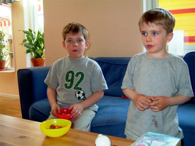 Felix och Max äter lördagsgodis och tittar på film. 8/5 -04