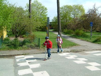 Jonas och Johanna på väg hem från skolan, 10/5 -04