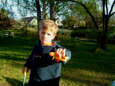 Max visar sitt flygplan, 14/5 -04