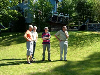 Rolle, Ken, Ingemar och Calle i trädgården, 19/8 -05