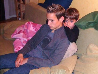 Lukas och Jonas tittar på TV, 25/9 -04