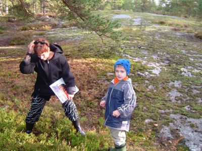 Åsa och Max plockar blåberg, 26/9 -04