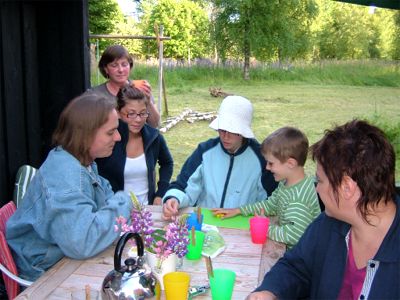 Isak, Malin, Linn och Max spelar, Cordelia o Marita tittar på