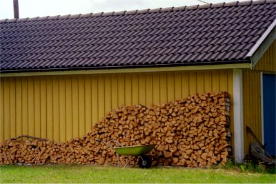 Knappt hälften av veden upphuggen, 3/7 -05