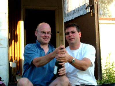 Markku och Lasse försöker öppna flaskan, 6/7 -05