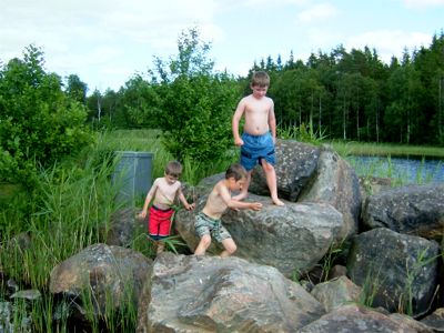 Adam, Felix o Max leker på klipporna, 29/6 -05