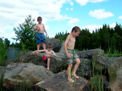 Adam, Felix o Max leker på klipporna, 29/6 -05
