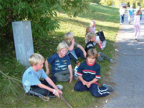 Trötta grabbar i skuggan efter målgången, 27/9 -05