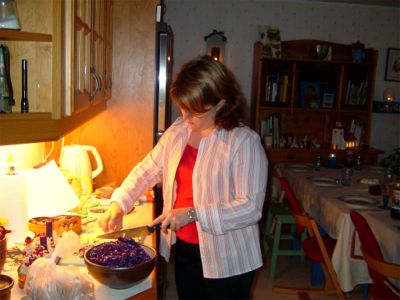 Berit slutför julmaten, 24/12 -04