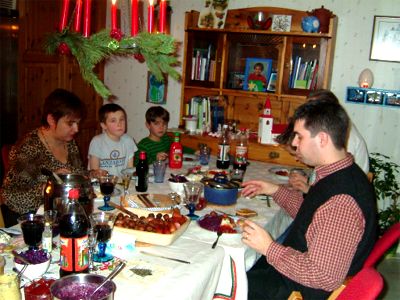 Till vänster julgranen med julklapparna och ovan har julmiddagen börjat på Ragnebergsvägen 18, 24/12 -04