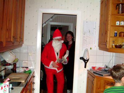 Tomten kommer, Sarah i bakgrunden, 24/12 -04