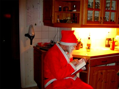 Tomten kollar noga i sin bok, 24/12 -04