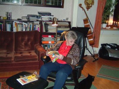 Verna läser Kalle Anka och tittar på katten, 27/2 -04