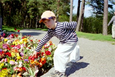 Max pekar ut var våra blommor finns, 15/5 -05