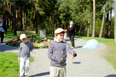 Max o Felix leker med sina ballonger, i bakgrunden Renate