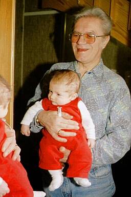 Morfar och Max tittar på varandra i spegeln och mamma Åsa tar kortet. 2000-04-02