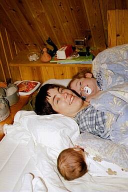 Nog är det skönt att få vakna och "gosa" med mamma! 2000-03-16