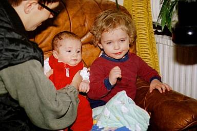 Här sitter Max och Felix och tittar på TV. 2000-04-02