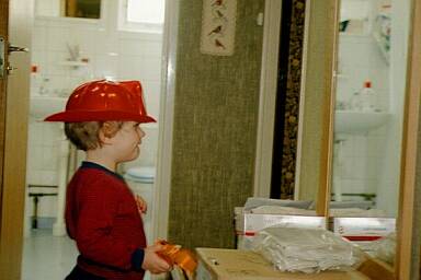 Brandsoldaten Felix kollar i spegeln hur hjälmen sitter. 2000-04-02