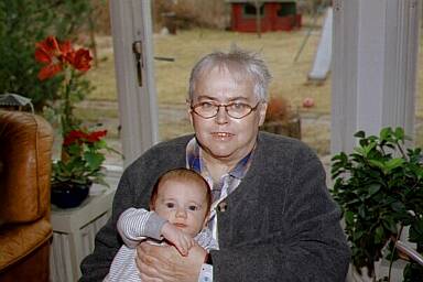 Mormor Susanne håller sitt Solöga Max i knäet. 2000-04-02