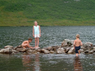 Jonas, Anniken och Joakim vadar ut till ett ...