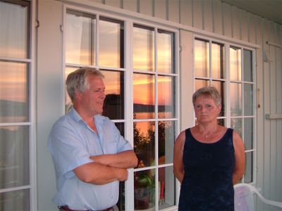 Ove & Anne på sin balkong, 8/8 -04