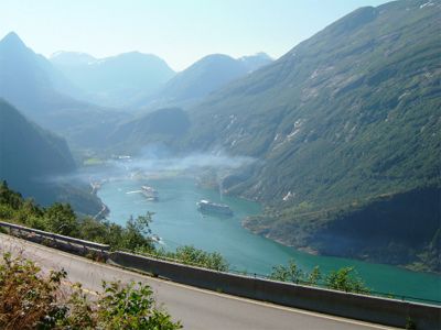 Utsikt mot Geiranger från Örnvägen, 10/8 -04