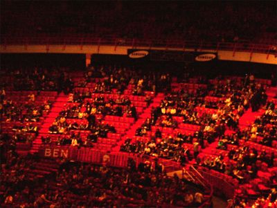 Publiken samlas till "Sånger för livet" i Globen, 16/10 -04